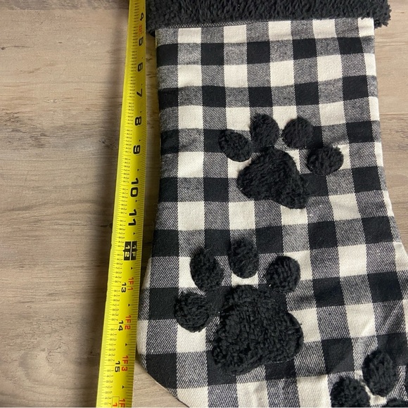 White Buffalo Plaid Pattern with Prominent Paw Print Appliques. - Picture 4 of 6